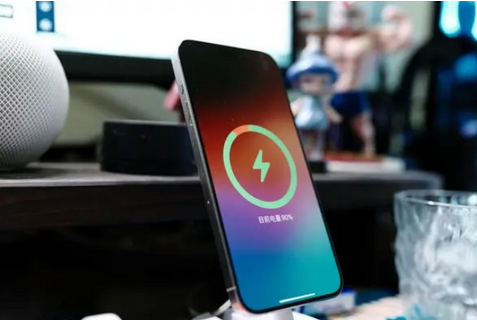 硚口苹果15换屏服务分享用什么充电器给iPhone15充电更好 
